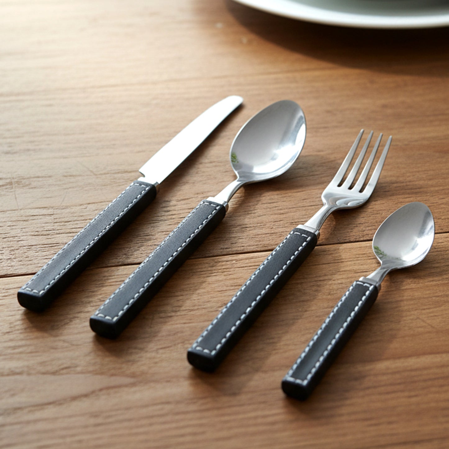 24 Piece Stainless Steel Cutlery Set with Plastic Handles and Tray - Great Price - Image 3
