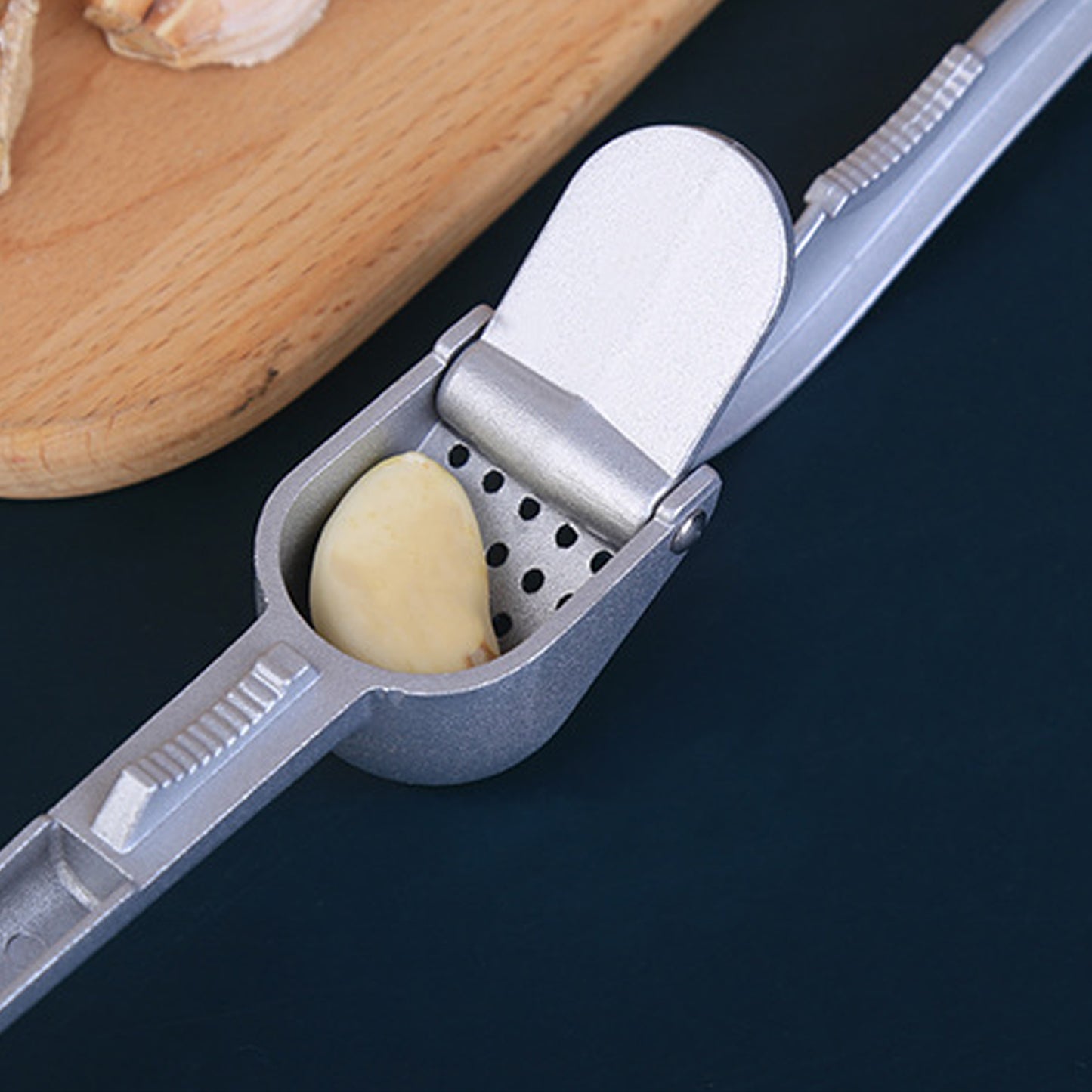 Garlic Press All Aluminum Easy To Use With Light Weight Without Difficulty Cooking Baking Kitchen Tool Dishwaher Safe - Happy Price - Image 2
