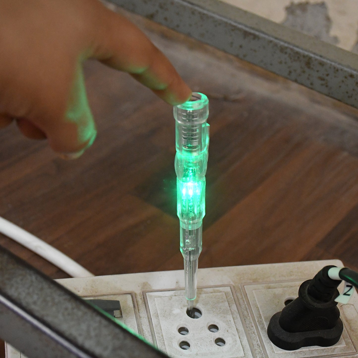 Electrical Detector Slotted Screwdriver With Small Batteries (1 Pc) - Happy Price - Image 3