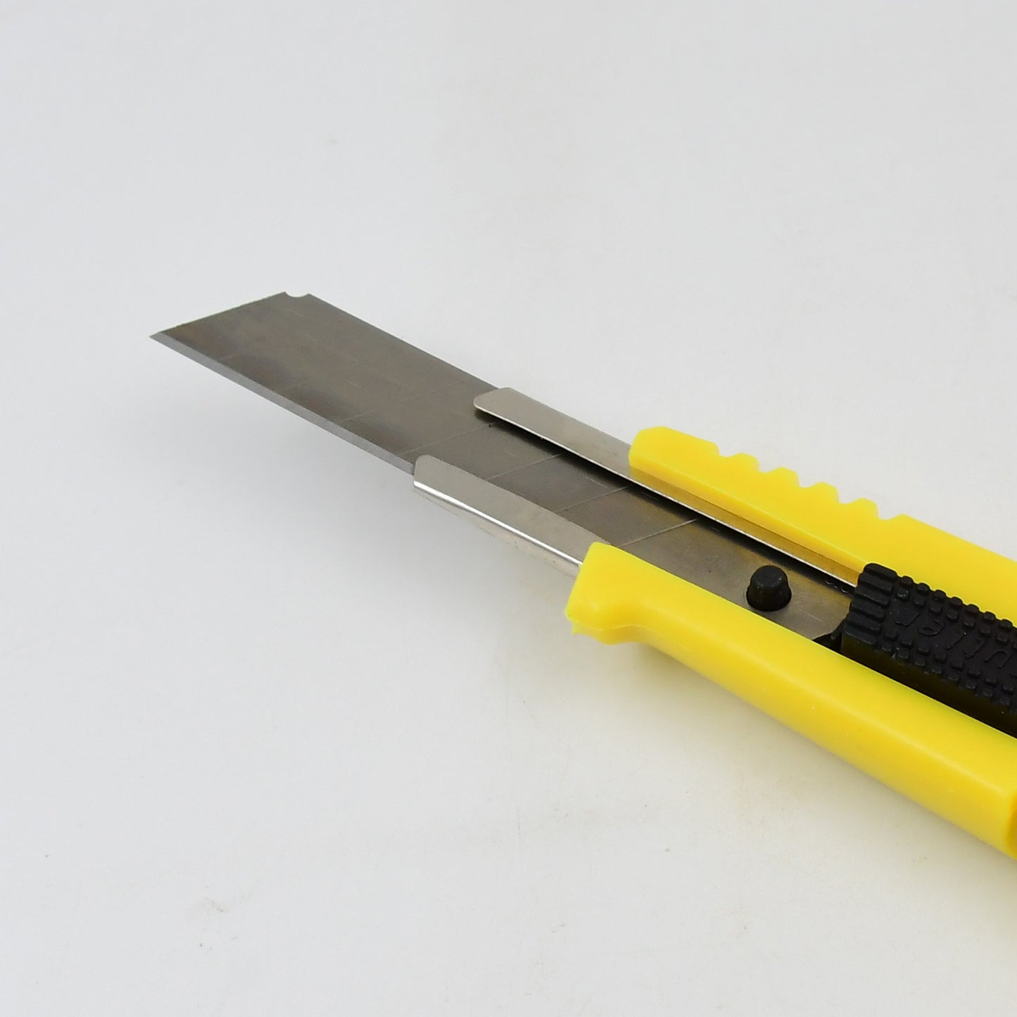 Durable Utility Knife for Heavy Duty Cutting - 1 Piece - Happy Price - Image 3