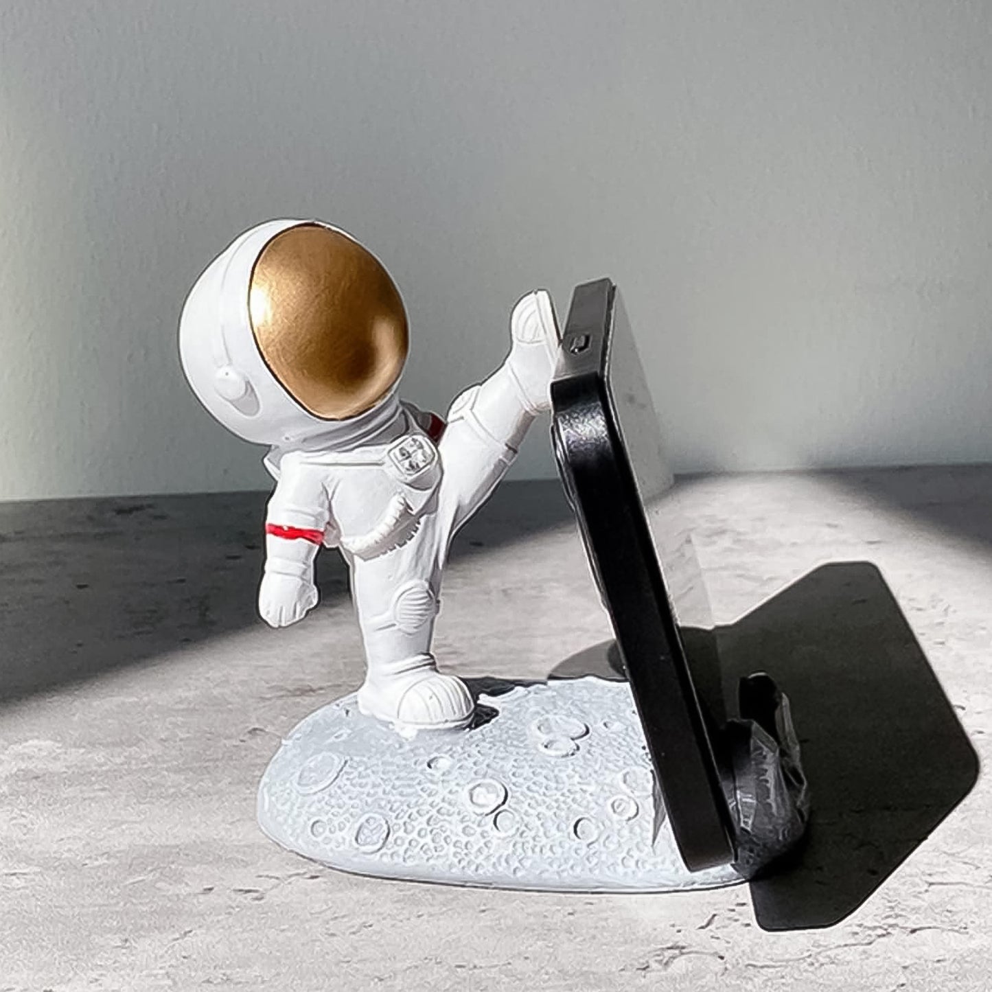 Mobile Holder Astronaut Phone Stand Planet Creative Fun 3d Design (1 Pc) - Happy Price - Image 3