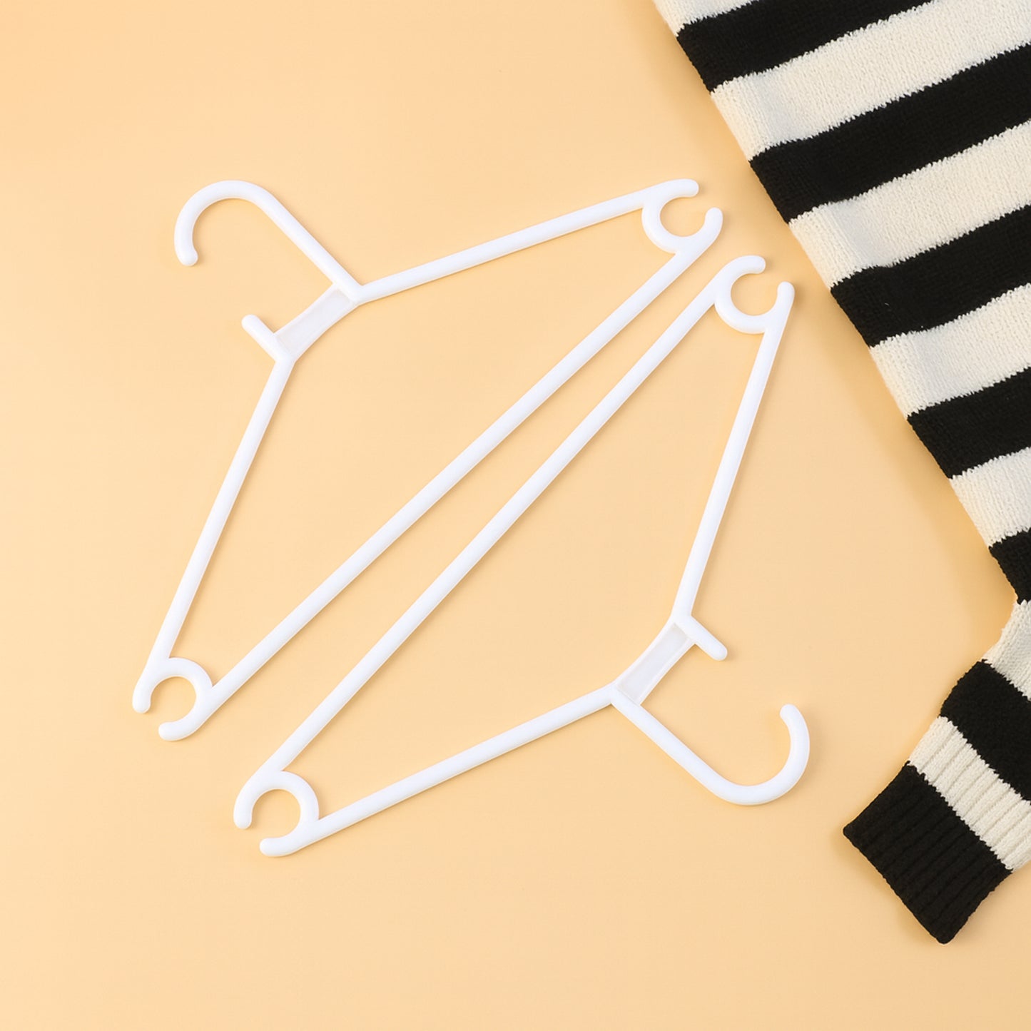 Set of 6 Plastic Clothes Hangers - White, Durable & Space-Saving - Happy Price - Image 6