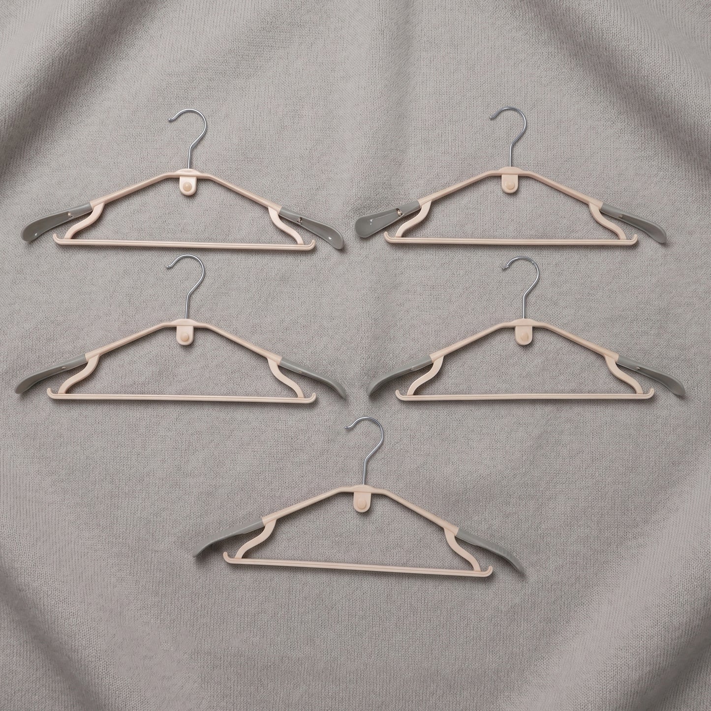Set of 5 Durable Plastic Clothes Hangers with Non-Slip Grip - Happy Price - Image 6