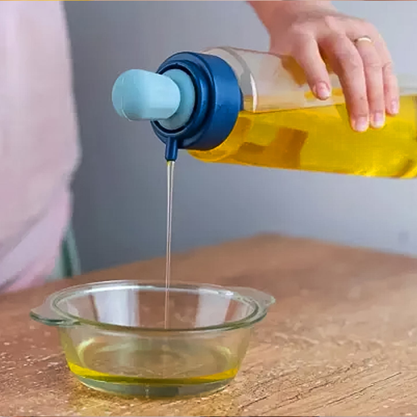 2 In 1 Transparent Oilar Dispenser With Silicone Oil Dropper Nozzle (1 Pc  With Brush  1 Ltr.) - Happy Price - Image 3