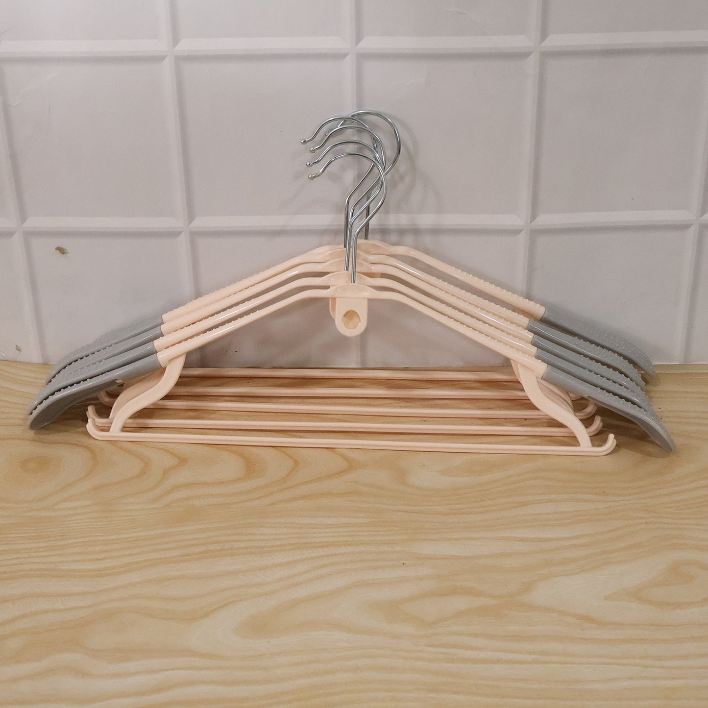 Set of 5 Durable Plastic Clothes Hangers with Non-Slip Grip - Happy Price - Image 7